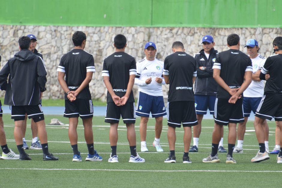 Montoya habló unos 10 minutos con el plantel antes de empezar el entreno. (Foto: Bernie Morales)