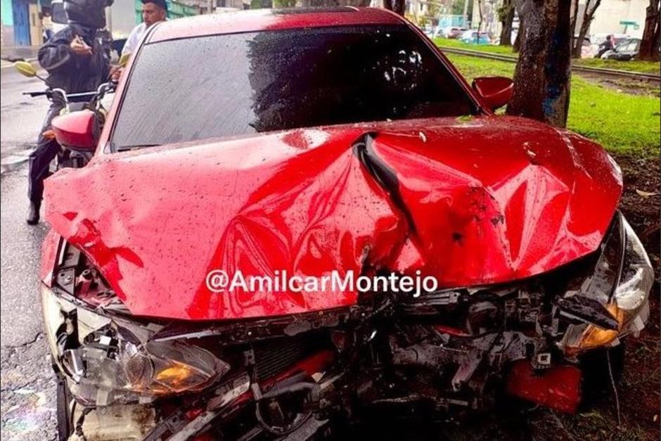 La parte delantera del auto quedó destruida. (Foto: Vía: Amilcar Montejo)
