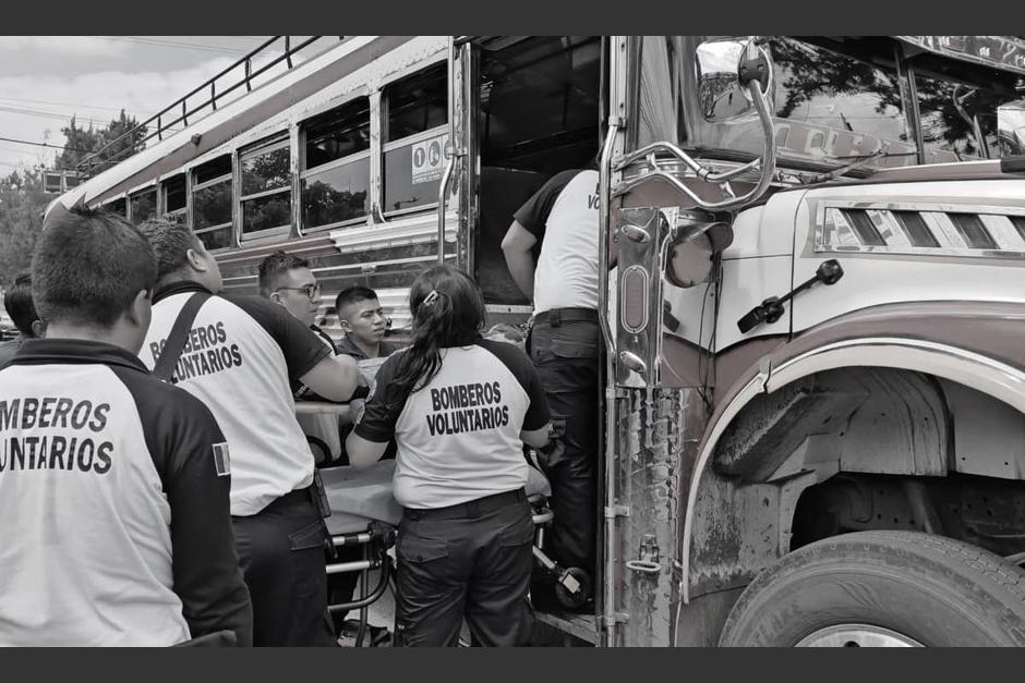 Le ataque ocurrió de un bus. (Foto: Bomberos Voluntarios)