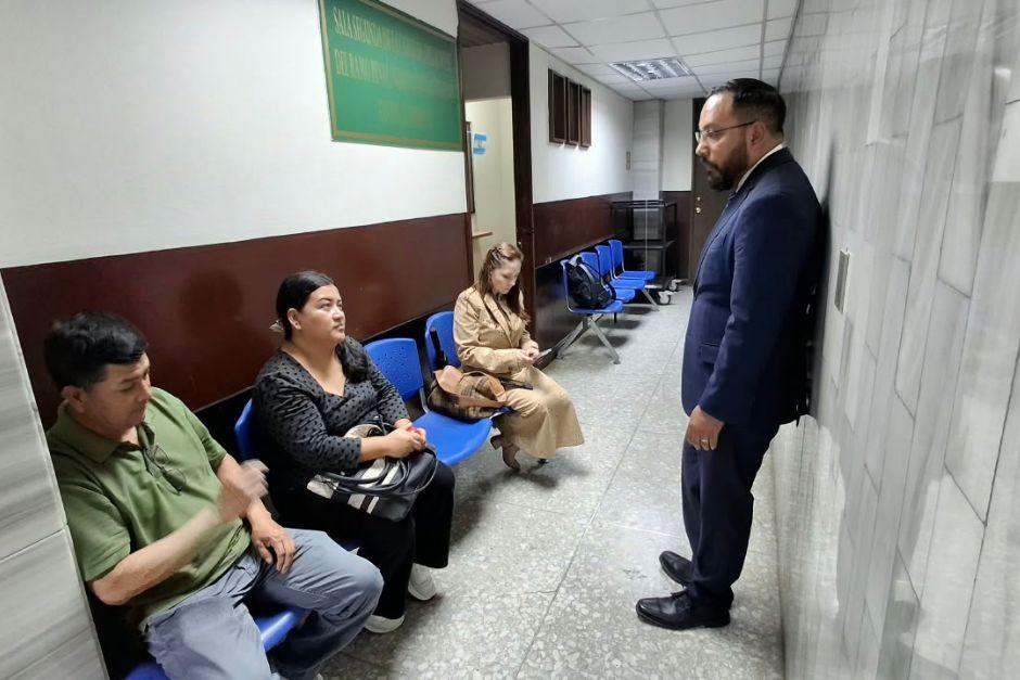 Los padres del motorista Larkin Morales asistieron a la audiencia en la que se declaró con lugar la recusación planteada contra el Tribunal Novel de Sentencia Penal. (Foto: Wilder López/Soy502)