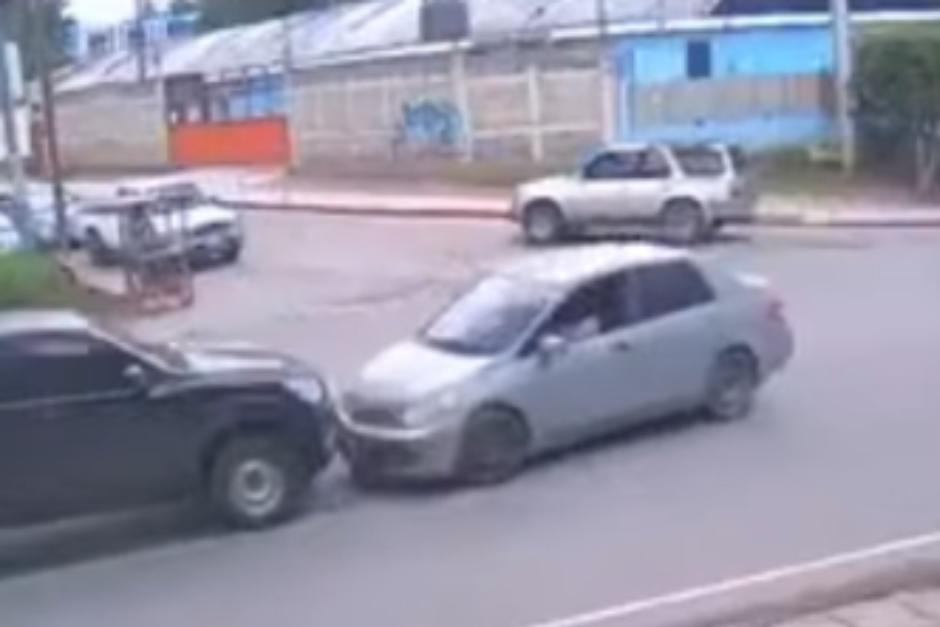 El hecho ocurrió frente a un centro asistencial. (Foto: Captura de pantalla)