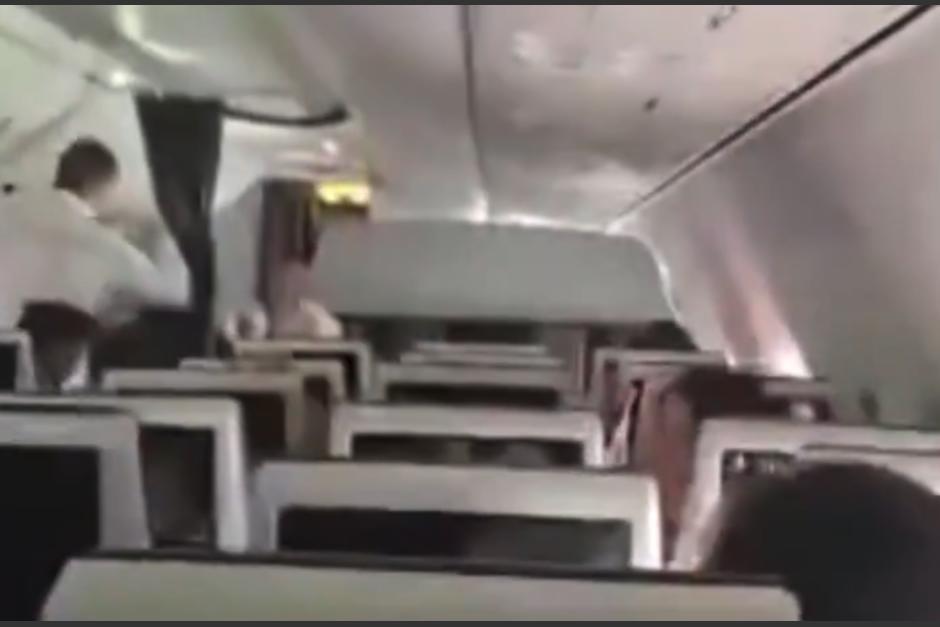 Los pasajeros entraron en pánico ante el ataque. (Foto: captura de video)