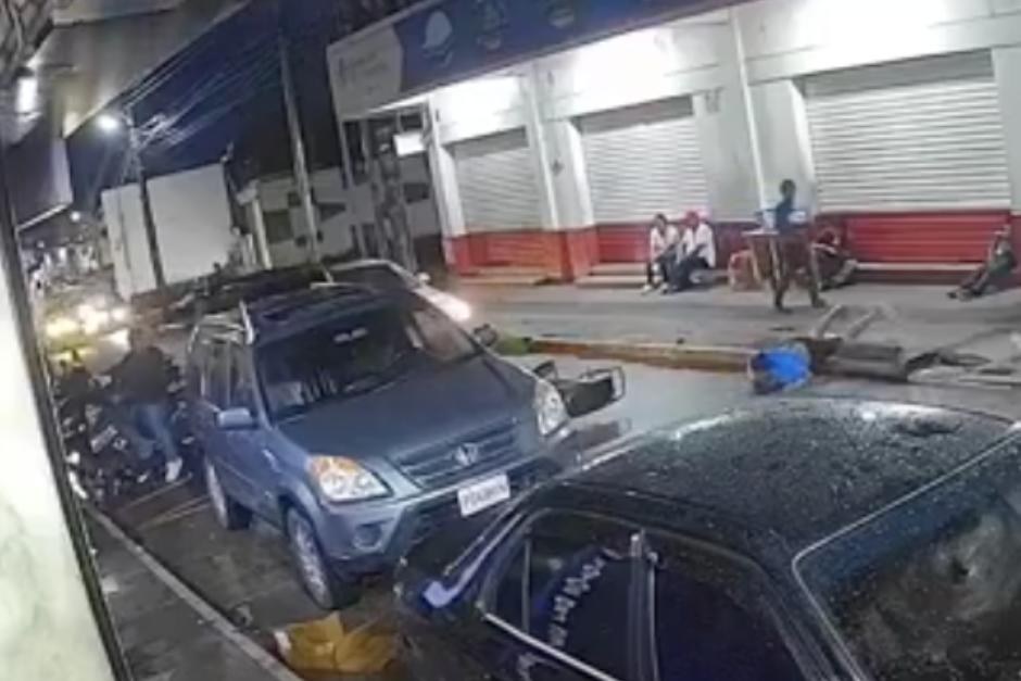 El hombre terminó en la cinta asfáltica tras el incidente vial. (Foto: Captura de pantalla)