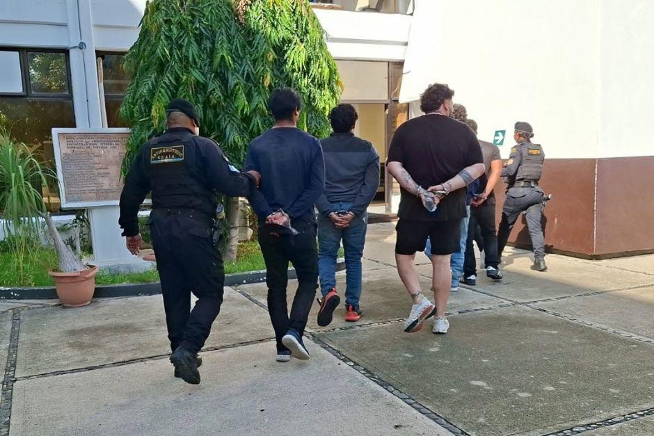 Seis personas fueron capturadas tras el hallazgo de dos vehículos robados. (Foto: PNC)