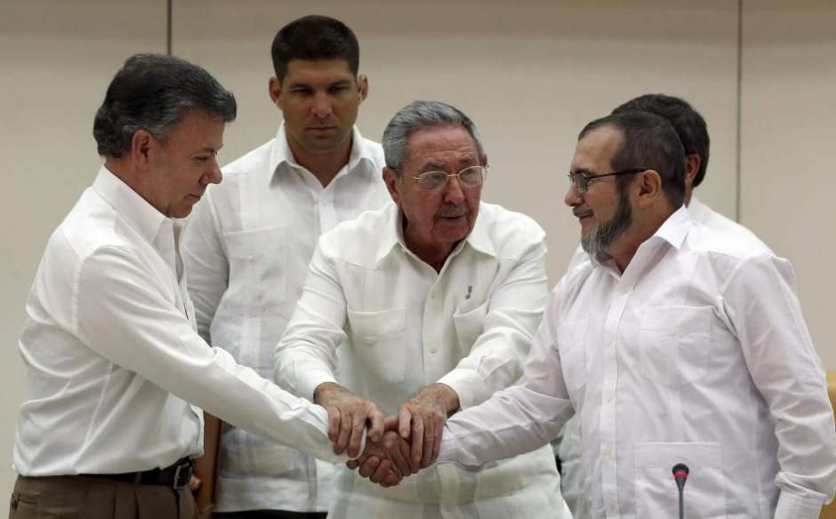 En septiembre 2015, Juan Manuel Santos (izquierda), presidente de Colombia, se reunió en Cuba con el máximo líder de las FARC, Rodrigo Londoño Echeverri (derecha), alias "Timochenko" (Foto: 20minutos.es)