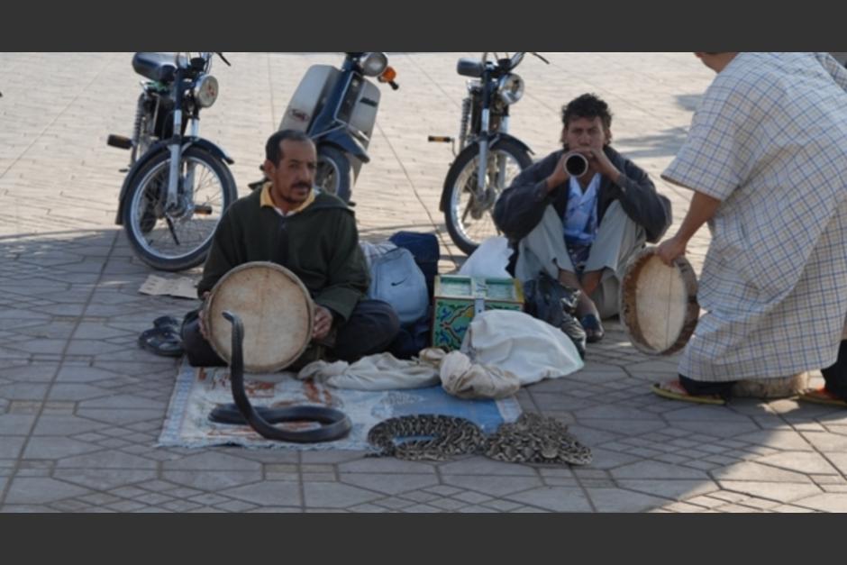 Un encantador de serpientes marroquí fue mordido por su reptil en la plaza de Marrakech, sur del país, delante de varios turistas, lo que hizo que una de ellas entrase en un cuadro de histeria. (Foto: Archivo/ Soy502)