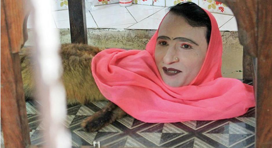 Murad Alí dándole vida a Mumtaz Begum en el zoo de Karachi en Pakistán. 