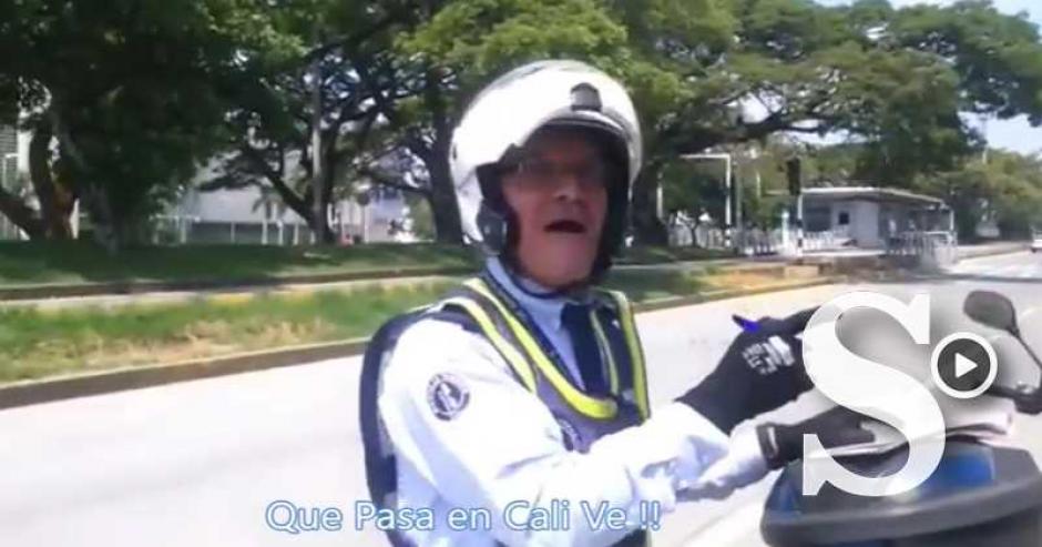 Un agente de tránsito infracciona a ritmo de salsa en Cali, Colombia. (Foto: Captura de youtube)