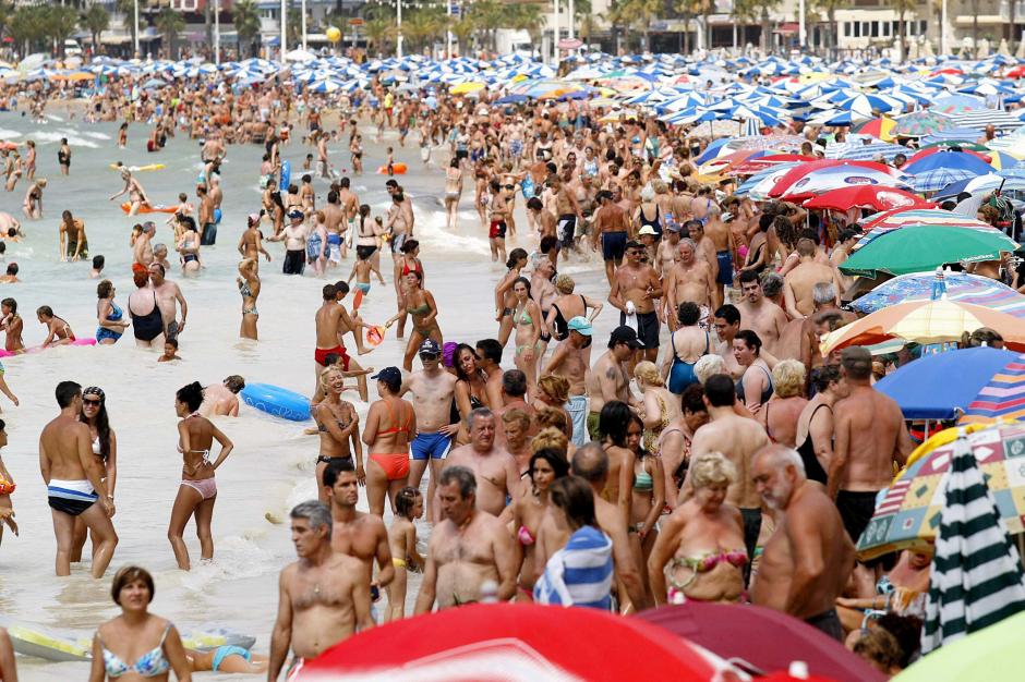 Imagen de la playa de Levante, en Benidorm, en el levante español, donde se congregan miles de personas para disfrutar del Mediterráneo. (Foto: EFE)