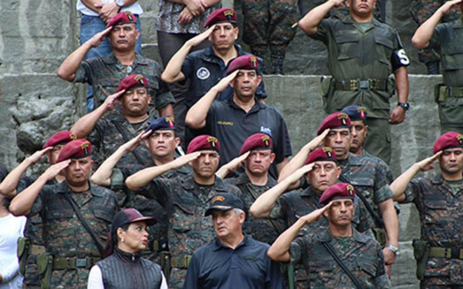 La foto es un recuerdo de los mejores momento del Gobierno de Otto Pérez, cuando el Presidente entregó al entonces Ministro de Gobernación (su hombre de confianza) la Cruz de Plata por su contribución con los kaibiles. (Foto: MinGob)