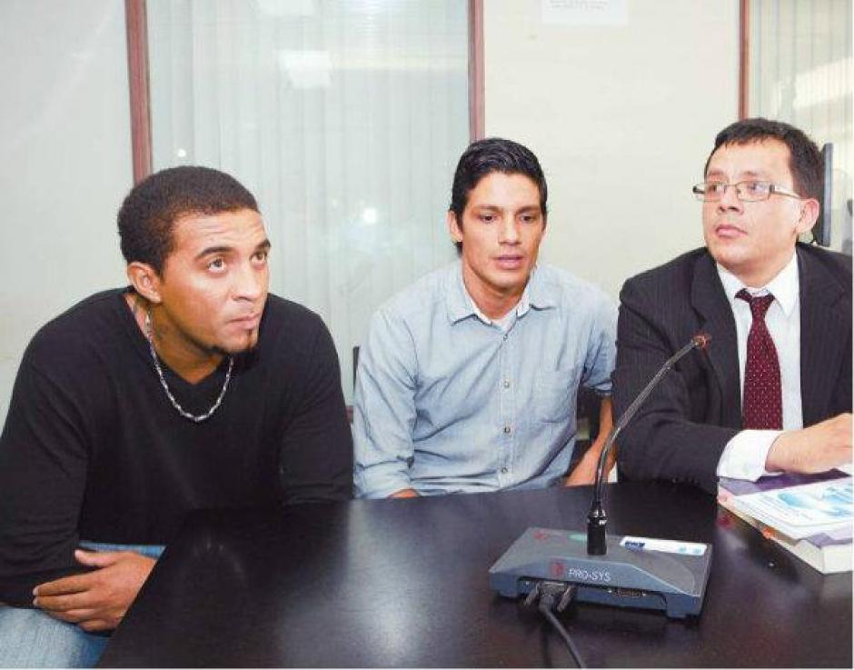 Guillermo Ramírez y Gustavo Cabrera, señalados por los amaños de partidos, junto a su abogado Gustavo Juárez en una de las audiencias en la Torre de Tribunales. (Foto: Nuestro Diario)
