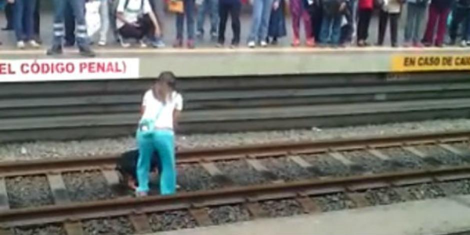 La noble mujer se lanzó a las vías del tren para salvarle la vida a un perro que estaba atrapado en ese lugar. 