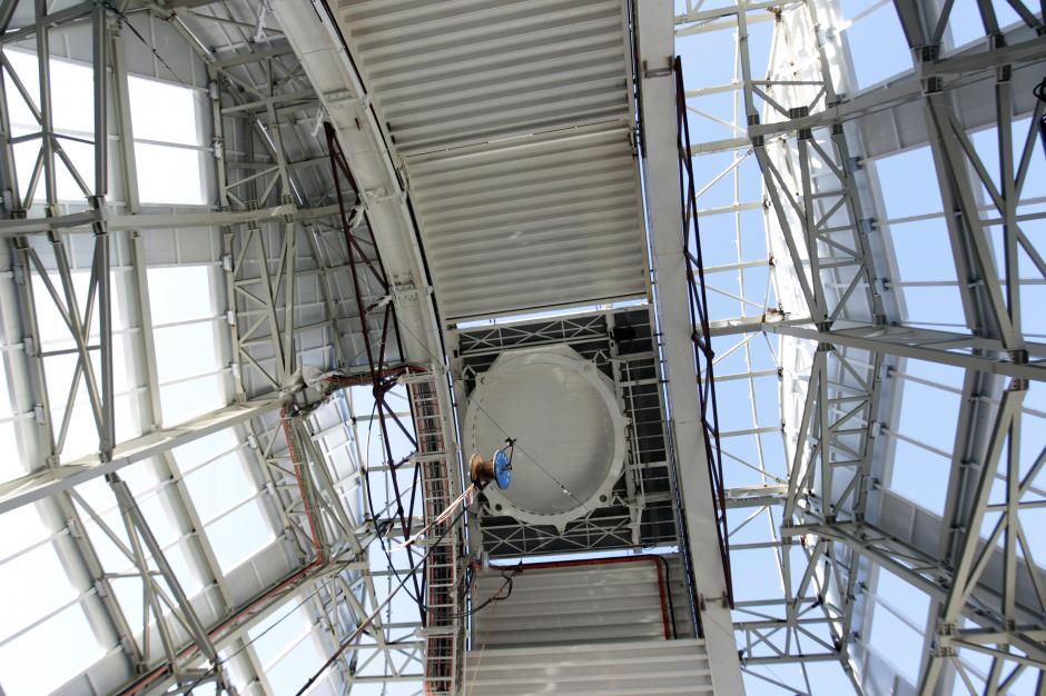 Vista del domo del Advanced Technology Solar Telescope (ATST), la estructura que protegerá el futuro telescopio solar más avanzado del mundo, que ya está listo y comenzará a ser desmontado este martes para su traslado a Hawai (Estados Unidos), donde estará instalado a finales de 2015. (Foto: EFE)