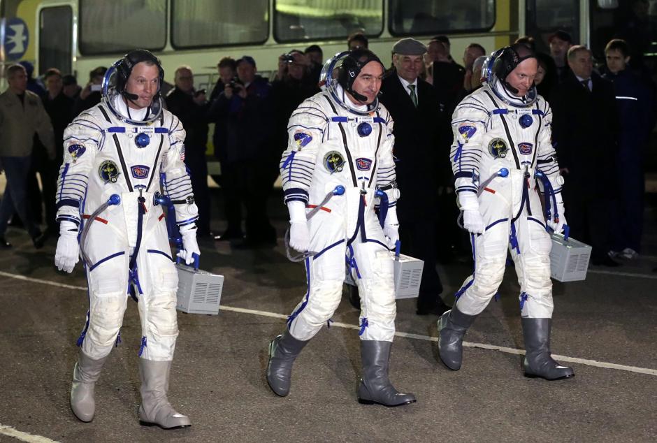 Miembros de la siguiente expedición a la Estación Espacial Internacional (EEI), el astronauta de la NASA, Steven Swanson (i), y los cosmonautas rusos Oleg Artemyev (d), y Alexander Skvortsov (c), se dirigen al lanzamiento del Soyuz TMA-12M, en el cosmódromo de Baikonur, Kazajstán. (Foto: EFE)