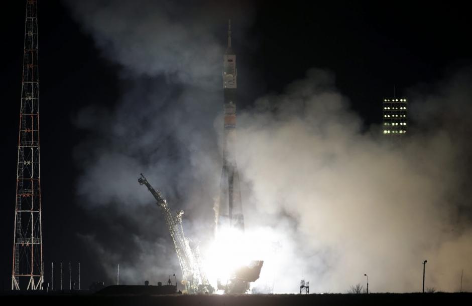 Vista del cohete ruso Soyuz TMA-12M despegando en el cosmódromo de Baikonur (Kazajistán). En la nave se encuentran los cosmonautas rusos Oleg Artemyev y Alexander Skvortsov, junto al astronauta de la NASA Steven Swanson. (Foto: EFE)