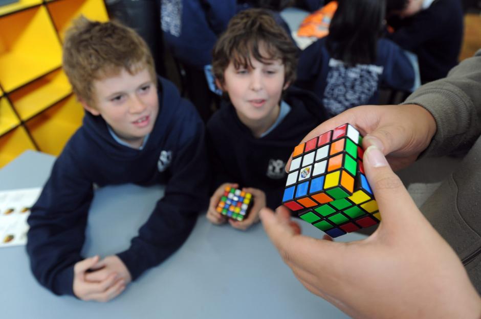 Estudiantes de la escuela australiana de primaria Hartwell intentan resolver el cubo Rubik en Melbourne (Australia). (Foto: EFE/Archivo)
