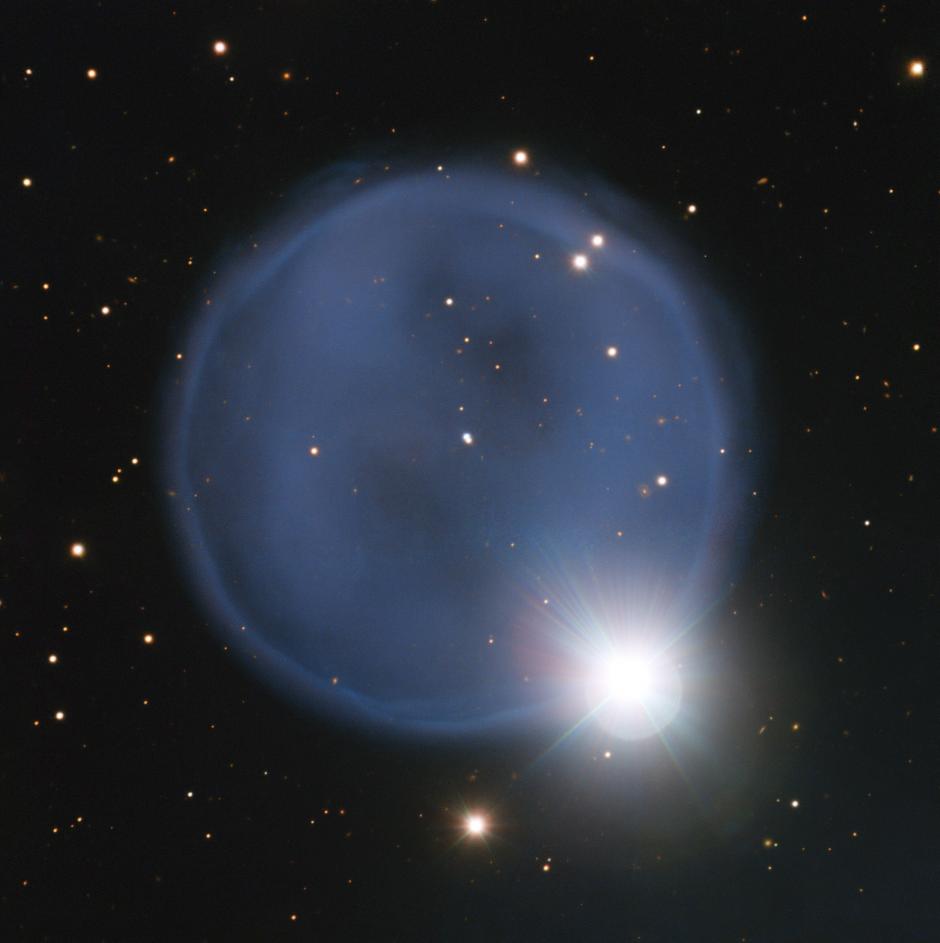 Fotografía facilitada por el Observatorio Europeo Austral (ESO) de la imagen captada por un equipo de la nebulosa planetaria, la PN A66 33, más conocida como Abell 33, y se encuentra a 1.500 años luz de la Tierra. (Foto EFE)