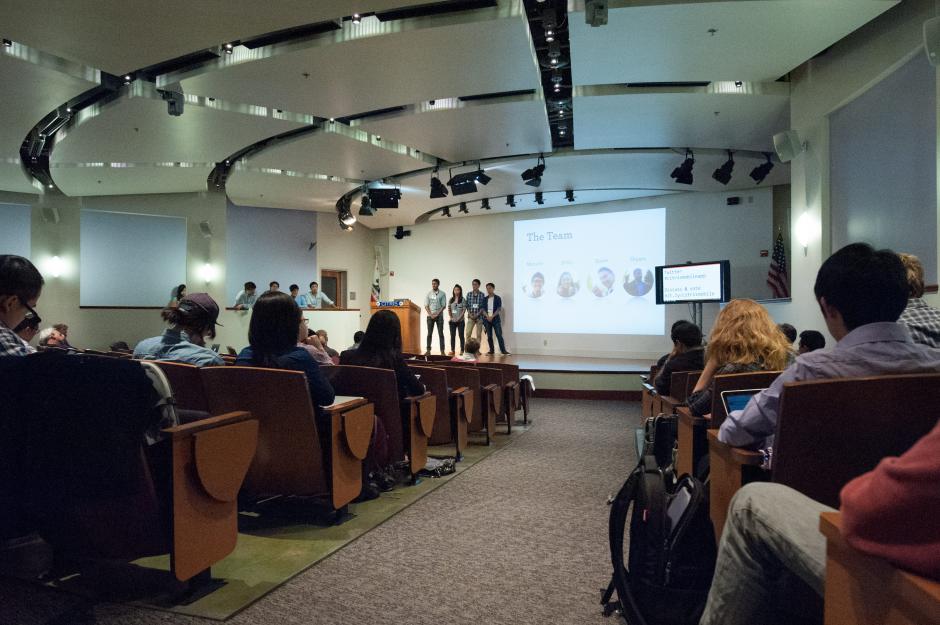 Vista general del "Desafío de Apps para Teléfonos Celulares", en el Centro para la Investigación e Información Tecnológica en Interés de la Sociedad (CITRIS) de la Universidad de California, en Berkeley (EE.UU.). Dos jóvenes de esta universidad han desarrollado una aplicación que mide el estado anímico de los pacientes con trastorno bipolar. (Foto: EFE)