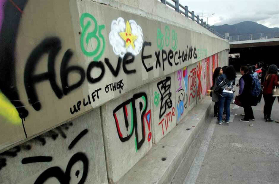 Justin Bieber pintó grafiti en un muro de un túnel en Bogota.