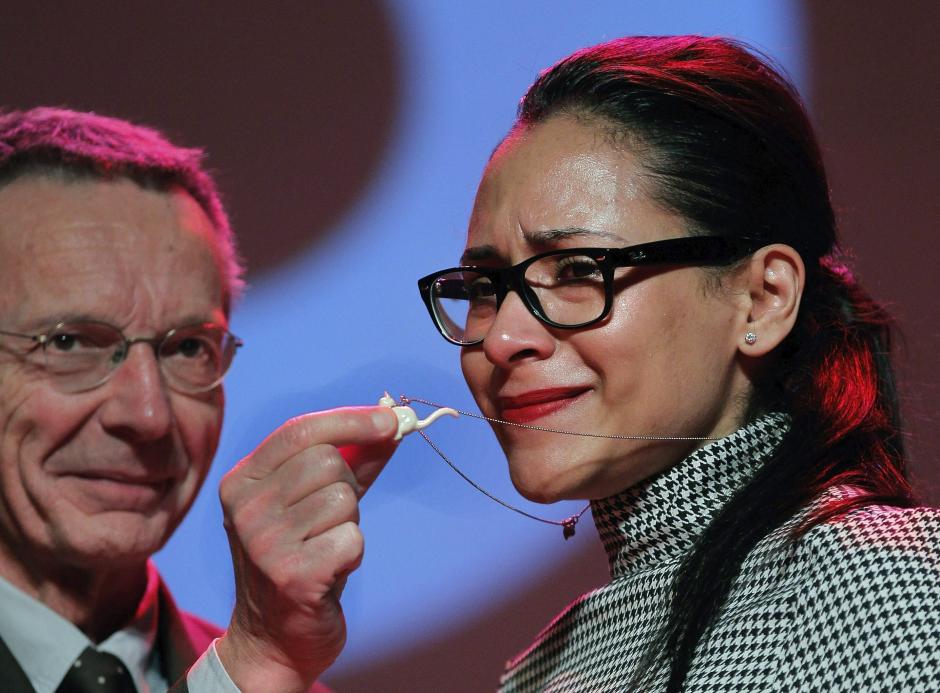 La directora mexicana Claudia Sante-Luce recoge entre lágrimas, de manos del presidente del jurado Internacional Patrice Leconte, el premio especial del jurado, durante la gala de clausura de la 51 edición del Festival Internacional de Cine de Gijón, que se celebra en el Teatro Jovellanos, España. (EFE/ Alberto Morante)