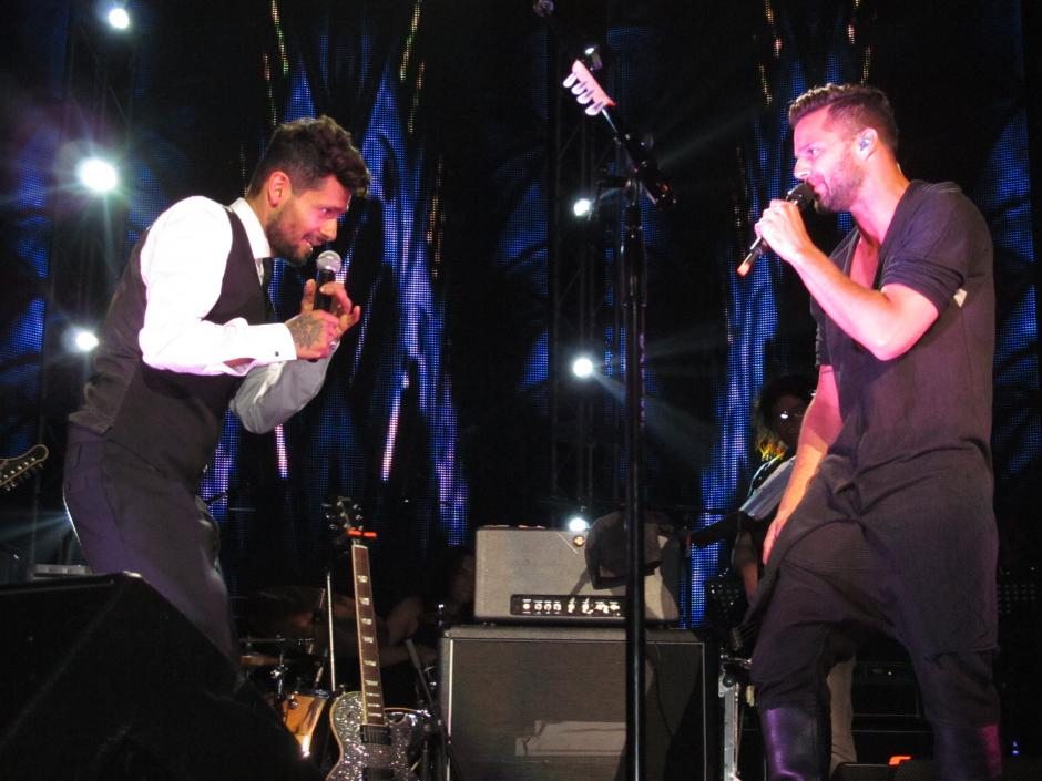El cantautor puertorriqueño Draco Rosa canta junto al también puertorriqueño Ricky Martin en el Coliseo José M. Agrelot en San Juan, Puerto Rico. (Foto: EFE)