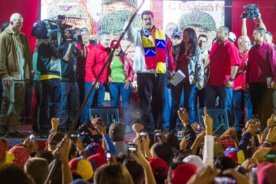 Maduro llamó a celebrar en paz y lamentó las divisiones internas que hicieron perder municipios como el de Maturín, donde las candidaturas separadas del chavismo dejaron en manos de la oposición la alcaldía. Foto EFE 