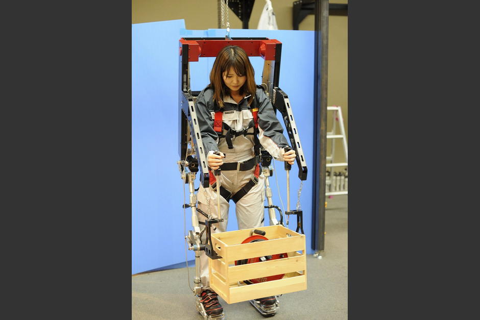 El fabricante de electrónica nipón Panasonic comenzará a fabricar este año una armadura robótica llamada PowerLoader Light. Se trata de un exoesqueleto de movimiento asistido que multiplica la fuerza de la persona que lo utiliza y permite levantar y trasladar objetos pesados, y se convertirá así en la primera empresa en comenzar a producir en serie este producto. (Foto: EFE)