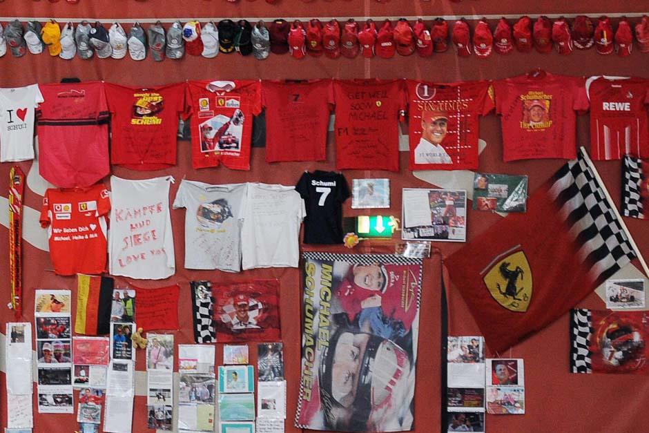Cartas, banderas, prendas de vestir, posters y todo tipo de recuerdos han sido dedicados a Michael Schumacher por parte de sus seguidores. (Foto: Marius Becker/EFE)