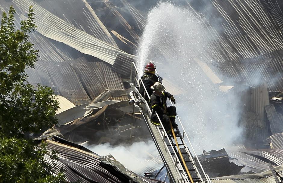 Bomberos trabajan durante un incendio en el barrio de Barracas, en el sur de Buenos Aires (Argentina). (Foto: EFE)