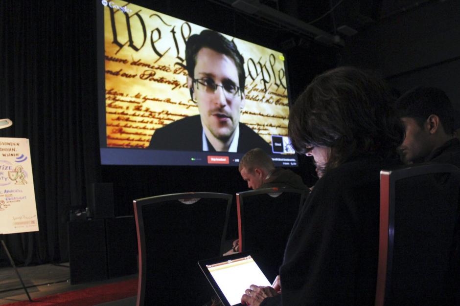 El antiguo experto en inteligencia estadounidense Edward Snowden interviene vía teleconferencia desde Moscú en el megafestival tecnológico, de música y cine de South by Southwest (SXSW) que se celebra en la ciudad de Austin, en el estado sureño estadounidense de Texas. (Foto: EFE/Damiá Bonmatí)