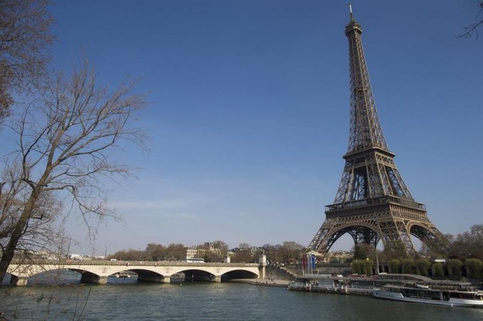 La torre fue inaugurada el 31 de marzo de 1889 a las 13.30 hora local, cuando Eiffel remontó los 1.710 escalones que separan el suelo del tercer piso e izó desde allí la bandera de Francia. (Foto: EFE)
