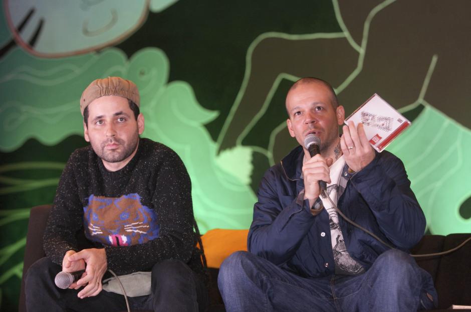 Eduardo Cabra y René Pérez, integrantes del dúo puertorriqueño Calle 13, hablando de su nuevo disco "Multiviral". (Foto: EFE)