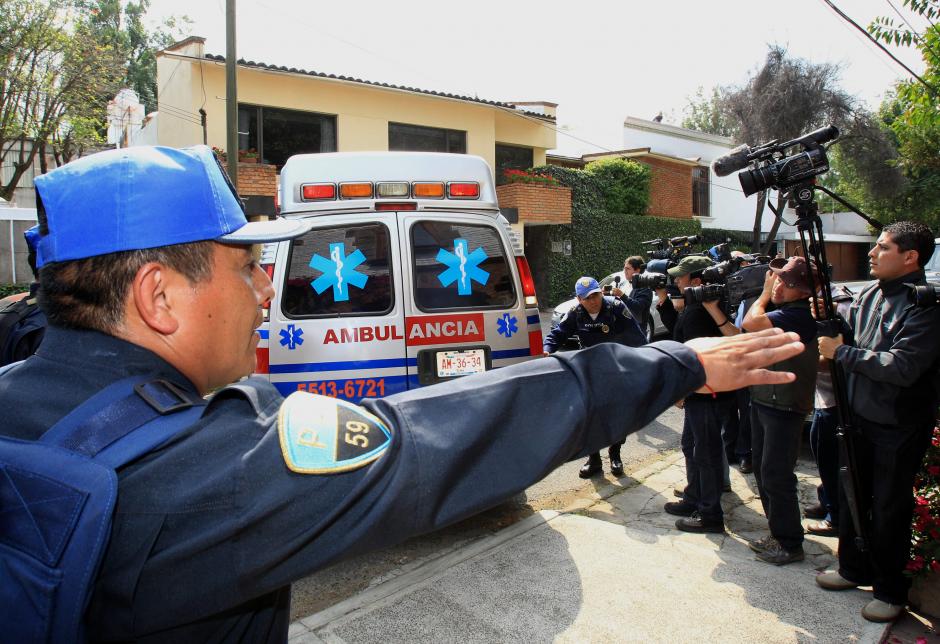 La ambulancia en la que fue trasladado el escritor colombiano Gabriel García Márquez llega a su residencia en la Ciudad de México tras salir del hospital donde habría sido atendido por una neumonía que agravó su salud. (Foto: EFE)