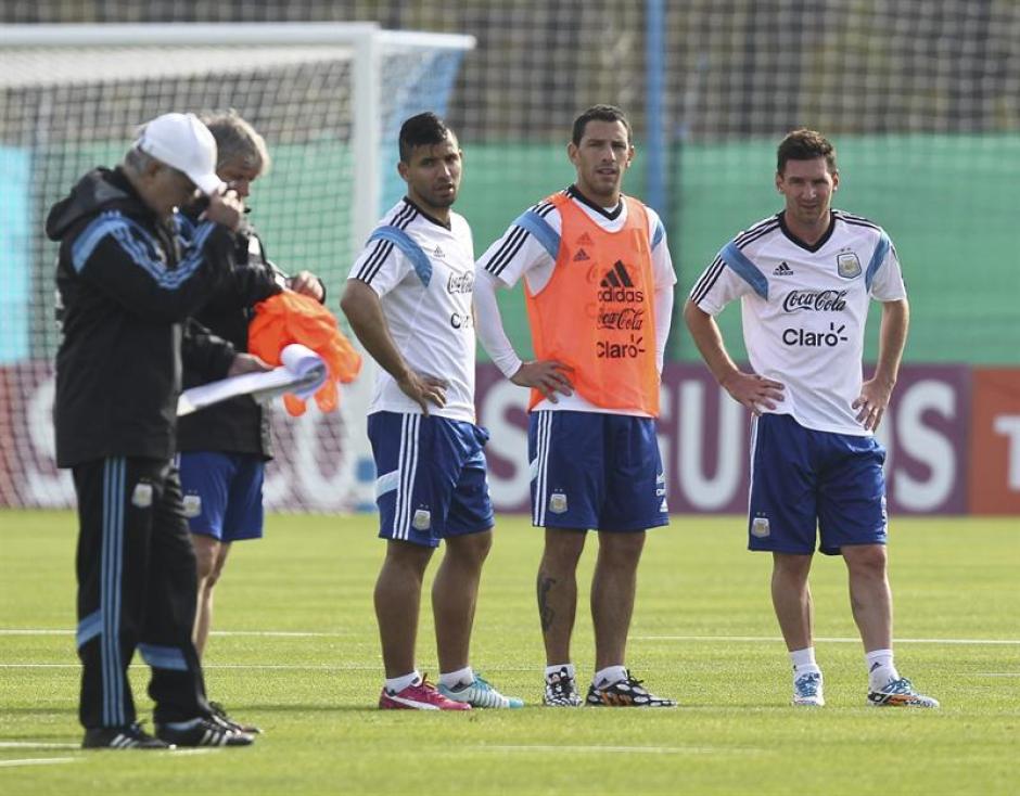 Lionel Messi, Sergio Agüero y Maxi Rodríguez durante un entrenamiento de la Selección Argentina previo a Brasil 2014. (Foto: EFE)