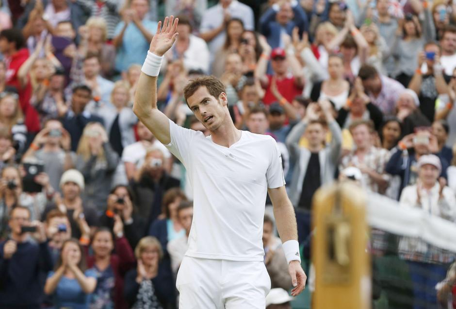 Andy Murray saluda a su público después de derrotar al español Bautista. (Foto: EFE) 