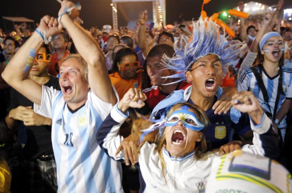 La emoción desbordó a los aficionados argentinos que festejaron con todo el pase a la final luego de 24 años. (Foto: EFE)