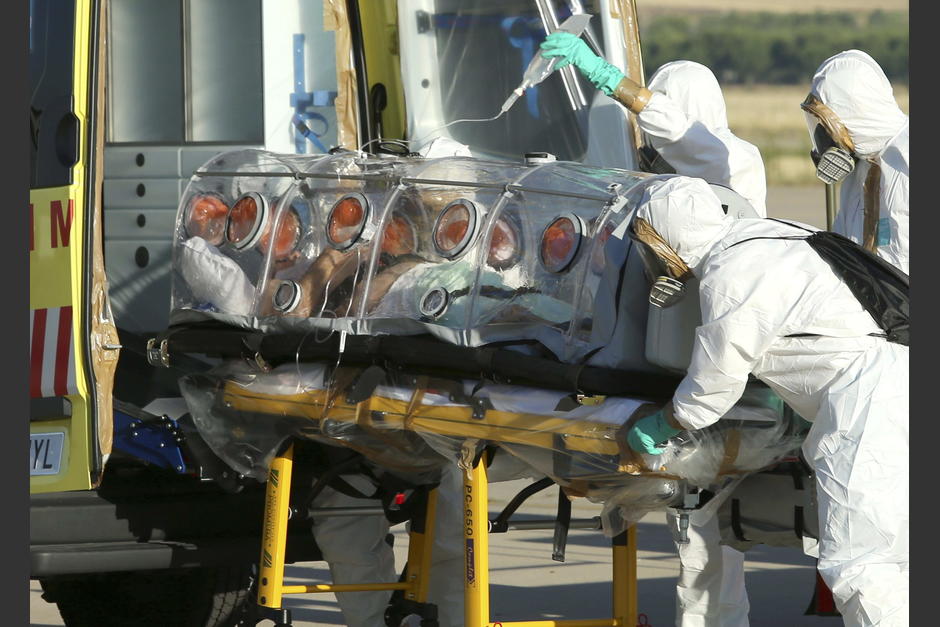 El religioso Miguel Pajares, el primer español contagiado con ébola llegó a España donde será atendido. Una ambulancia equipada con medios de aislamiento biológicos han trasladado al paciente. (Foto:EFE/Ministerio de la Defensa de España) 