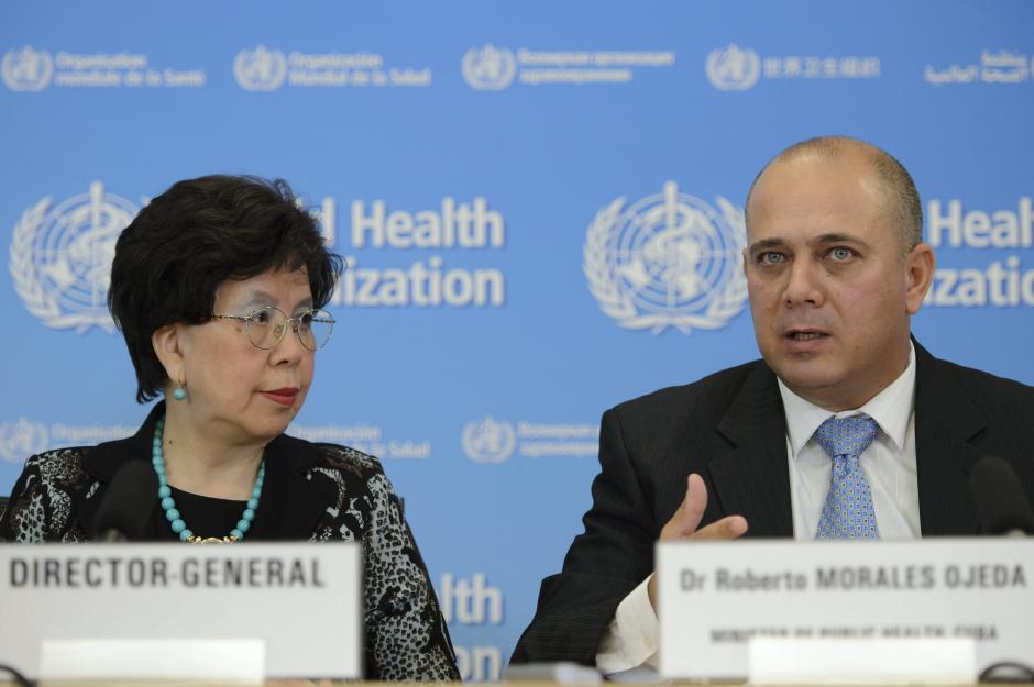 La directora general de la Organización Mundial de la Salud (OMS), Margaret Chan, y el ministro de Salud Pública de Cuba, Roberto Morales Ojeda, habla durante una rueda de prensa en la sede de la OMS en Ginebra (Suiza). (Foto: EFE/Martial Trezzini)