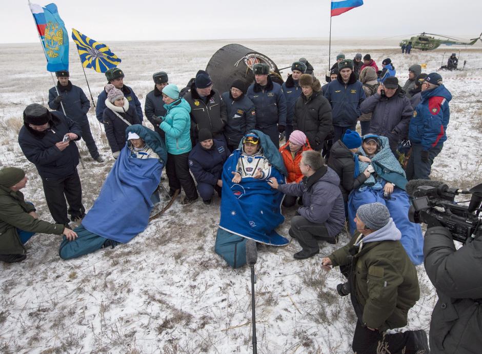 Los integrantes de la expedición de la Estación Espacial Internacional (ISS), el Ingeniero Alexander Gerst (L), de Alemania, Comandante Max Suraev, de Rusia y el Ingeniero de Vuelo de la NASA Reid Wiseman (R), de los EE.UU., afuera de la cápsula Soyuz TMA-13M a pocos minutos después de que aterrizó en un área remota cerca de la ciudad de Arkalyk, Kazajstán. (Foto EFE/NASA)