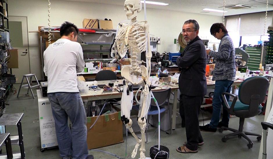 El profesor Koichi Suzumori (c), en el laboratorio donde dirige un proyecto para desarrollar "músculos artificiales" que tendrían aplicación en campos como la robótica. Los músculos robóticos podrían facilitar actividades de gran exigencia física, como las operaciones de rescate o la carga de mercancías, así como la movilidad de personas impedidas. (Foto: EFE/Antonio Hermosín)