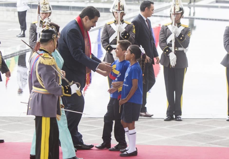 El presidente venezolano, Nicolás Maduro, es saludado por niños ecuatorianos a su llegada a la sede de la Unasur para su inauguración hoy, viernes 5 de diciembre de 2014, en Quito (Ecuador). Los presidentes de la Unión de Naciones Suramericanas (Unasur) han comenzado a llegar a la sede del grupo, situada en la ciudad Mitad del Mundo, en el norte de la capital ecuatoriana, para participar en el acto de inauguración del edificio. (Foto: EFE/José Jácome)