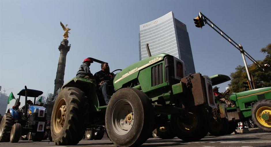 Unos cuatro mil campesinos llegaron al Distrito Federal, en México, para solidarizarse con los estudiantes desaparecidos y de paso reclamar otras consignas. (Foto: EFE)
