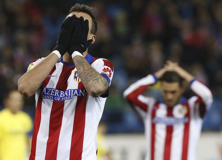 El delantero croata del Atlético de Madrid, Mario Mandzukic, se lamenta de una ocasión fallada ante el Villarreal, durante el partido de la decimoquinta jornada de liga en Primera División que se disputa esta tarde en el estadio Vicente Calderón. (Foto: EFE/Sergio Barrenechea)