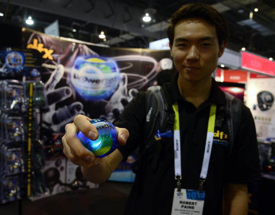 Un empleado de "DFX Sports & Fitness" realiza una demonstración del dispositivo de ejercicio "The Power Ball", durante la inauguración de la Feria Electrónica de Consumo CES en Las Vegas, Estados Unidos. (Foto: EFE/Michael Nelson)