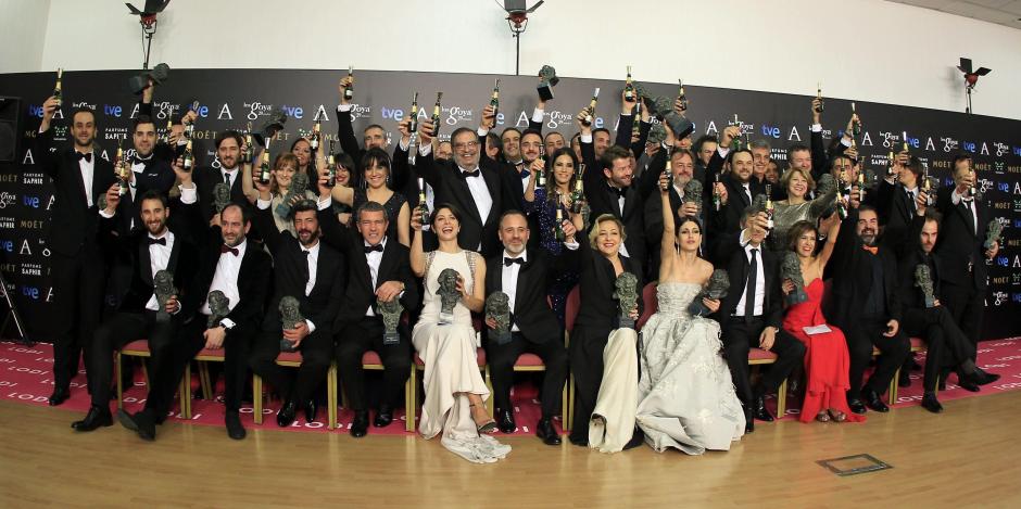 Todos los galardonados posan en la tradicional fotografía de clausura de la ceremonia. (Foto: EFE)