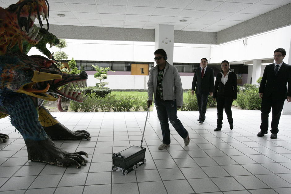 Fotografía cedida por el Instituto Politécnico Nacional de un invidente que hace una prueba con un asistente móvil eléctrico que funciona mediante sensores ultrasónicos y sirve para guiar la marcha del usuario, como lo haría un perro lazarillo. El dispositivo fue creado por egresados de la Escuela Superior de Cómputo del Instituto Politécnico Nacional (IPN), informó hoy la institución. (Foto: EFE/IPN)