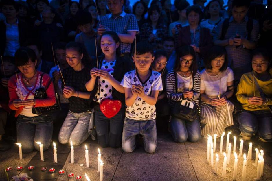 Familiares de las víctimas del hundimiento del crucero Dong Fang Zhi Xing, que volcó en el río Yangtze, realizan una vigilia. (Foto: EFE)