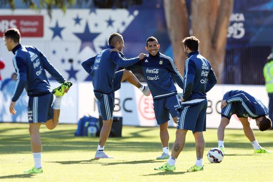 Carlos Tévez iría a la banca de nuevo, pero es una de las primeras opciones para ingresar en Argentina. (Foto: EFE)