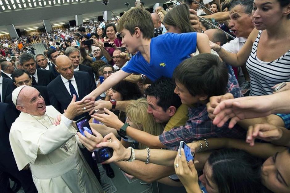 El papa Francisco lanzó un mensaje para los divorciados, en el que aclaró que no están excomulgados. (Foto: EFE)