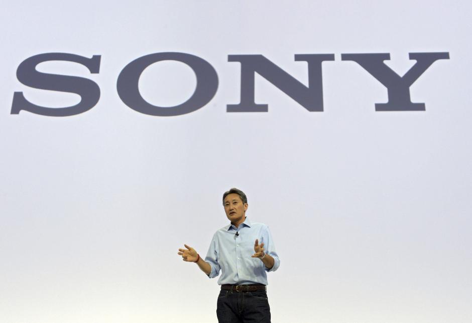 El consejero delegado de Sony, Kazuo Hirai, presenta a los medios el móvil Xperia Z5. (Foto: EFE/Rainer Jensen)